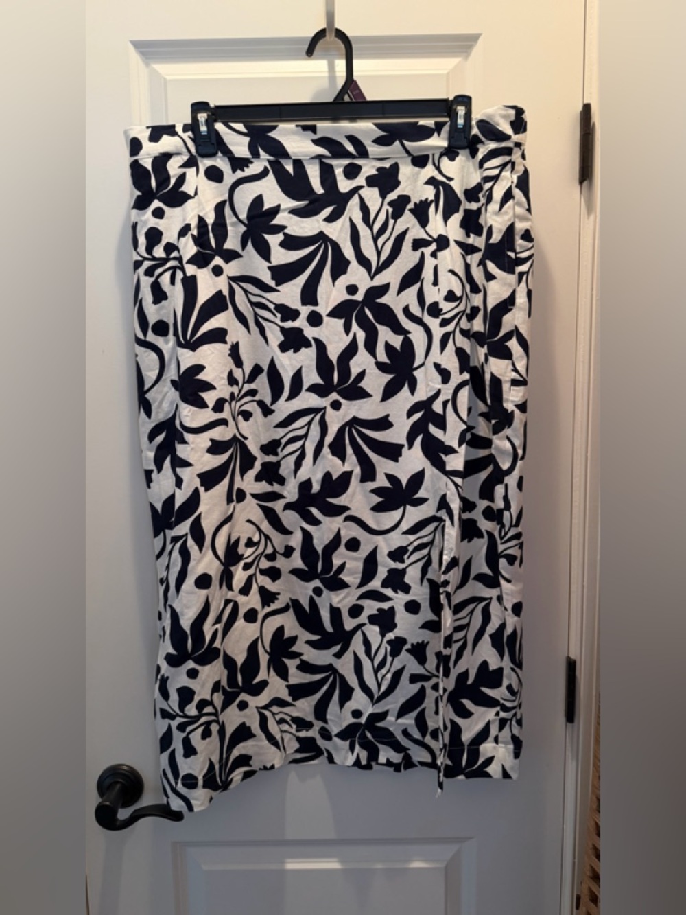 💜 2/$35 Navy blue and White Floral pull on Skirt